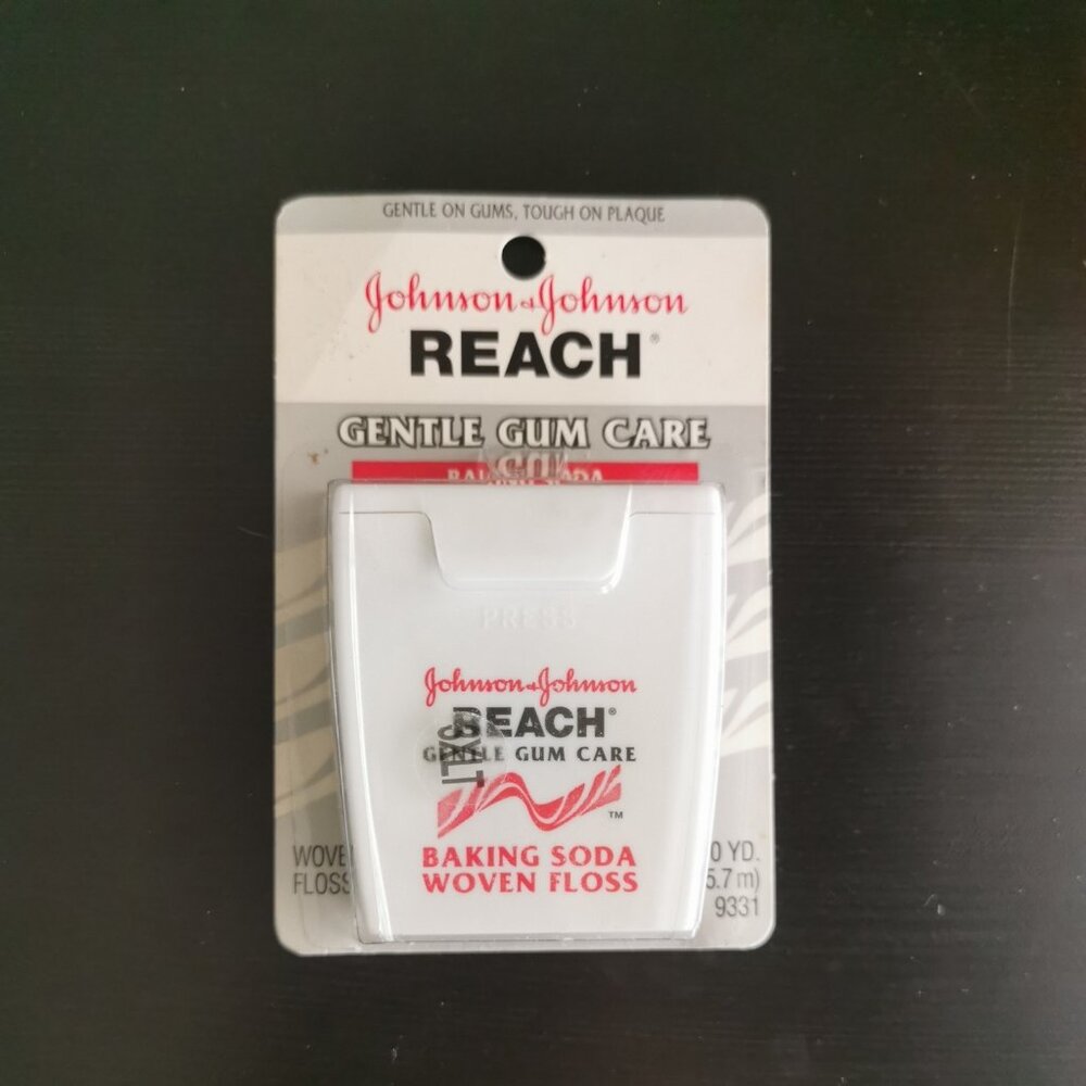 New Johnson & Johnson Reach Gentle Gum Care Baking Soda Woven Floss 50 Yd‎